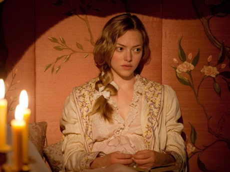Ngắm những bộ phục trang lộng lẫy nhất được đề cử Oscar - 18 Amanda Seyfried vào vai Côdét trong phim Những người khốn khổ.