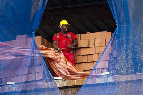 Công nhân Brazil được cấp tiền để xem phim, nghe nhạc