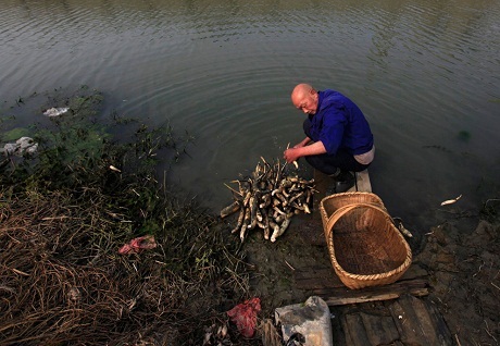 Hình ảnh khói bụi giăng kín Trung Quốc - 12 Xe cộ đi lại chậm chạp trong ngày đầy sương mù và khói bụi ở thành phố Hợp Phì, tỉnh An Huy.