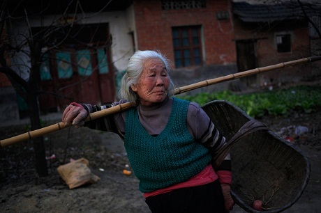 Hình ảnh khói bụi giăng kín Trung Quốc - 13 Xe cộ đi lại chậm chạp trong ngày đầy sương mù và khói bụi ở thành phố Hợp Phì, tỉnh An Huy.