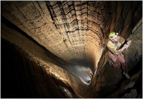 Thám hiểm những hang động sâu nhất thế giới - 9 Hang Gouffre Mirolda sâu nhất Châu Âu - 1733 m.