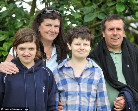 Một cô bé mắc bệnh ung thư đã sống cuộc đời như phim - 3 Alice Pyne (áo sơ mi kẻ xanh) bên cha mẹ và em gái.