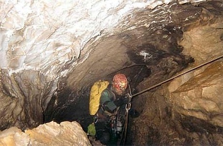 Thám hiểm những hang động sâu nhất thế giới - 11 Hang Reseau Jean Bernard sâu 1.602 m nằm trong dãy Anpơ trên địa phận của Pháp.
