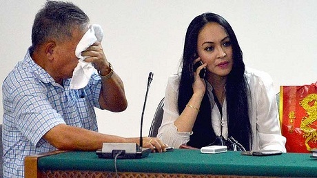 Cha của Angelina Sondakh khóc tại tòa