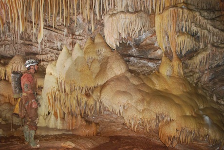 Thám hiểm những hang động sâu nhất thế giới - 12 Hang Torca del Cerro del Cuevon của Tây Ban Nha sâu 1.589 m.