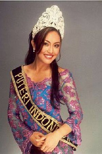 Hình ảnh của angelina Sondakh khi đăng quang hoa hậu Indonesia năm 2001