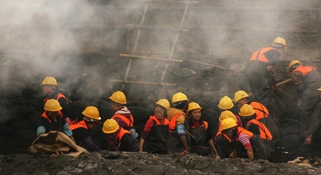 Hình ảnh khói bụi giăng kín Trung Quốc - 17 Công nhận nạo vét, làm sạch con sông bị ô nhiễm ở thành phố Quý Dương, tỉnh Quý Châu.