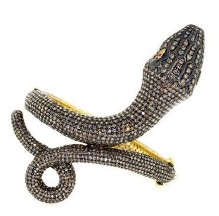 Ngắm những trang sức hình rắn đắt giá - 1 Chiếc vòng tay Glam bọc vàng ở trong và nạm kim cương, đá quý ở ngoài, giá 7.500 đô la.
