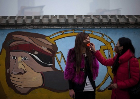 Hình ảnh khói bụi giăng kín Trung Quốc - 3 Xe cộ đi lại chậm chạp trong ngày đầy sương mù và khói bụi ở thành phố Hợp Phì, tỉnh An Huy.