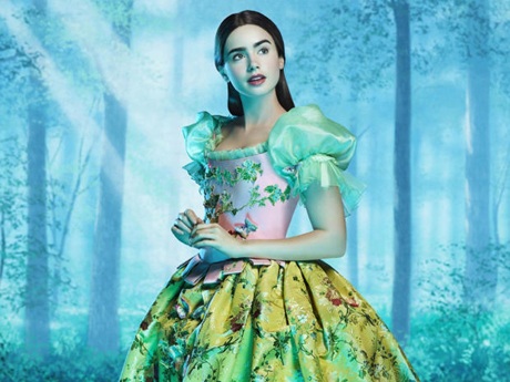 Ngắm những bộ phục trang lộng lẫy nhất được đề cử Oscar - 3 Lily Collins (vào vai nàng Bạch Tuyết).