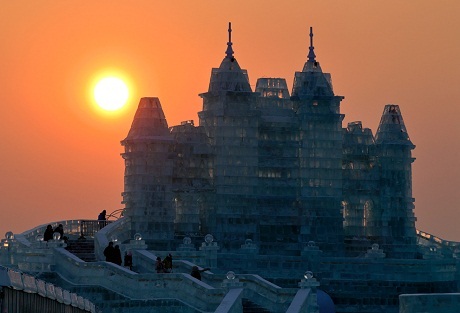 Kỳ ảo những tác phẩm làm từ băng tuyết - 3 Cảnh mặt trời lặn trên lâu đài băng