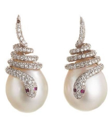 Ngắm những trang sức hình rắn đắt giá - 5 Hai viên ngọc trai gắn vào vành khuyên bằng bạch kim và đá ruby trắng, giá 17.250 đô la.