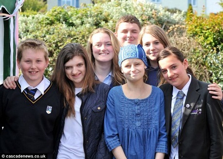 Một cô bé mắc bệnh ung thư đã sống cuộc đời như phim - 5 Alice Pyne cùng bạn bè và người thân trong những ngày tháng cuối cùng.