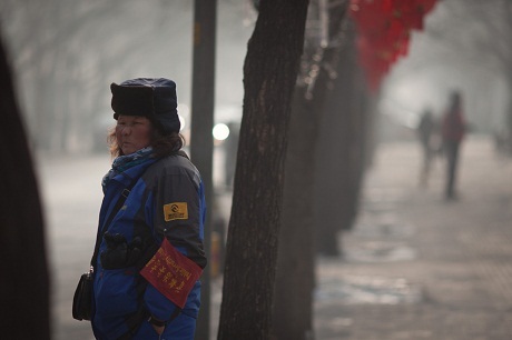 Hình ảnh khói bụi giăng kín Trung Quốc - 4 Xe cộ đi lại chậm chạp trong ngày đầy sương mù và khói bụi ở thành phố Hợp Phì, tỉnh An Huy.