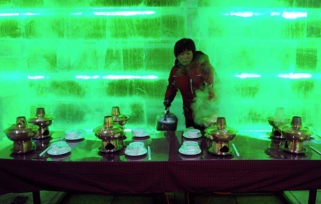 Kỳ ảo những tác phẩm làm từ băng tuyết - 5 Một nhà hàng được xây bằng băng trong công viên