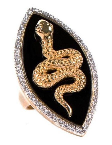 Ngắm những trang sức hình rắn đắt giá - 6 Chất liệu vàng, đá quý với đôi mắt rắn là hai hạt kim cương, giá 1.265 đô la.