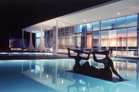 Bức hình chụp vào ban đêm tại dinh Tổng thống, một góc bể bơi trong tòa biệt thự.