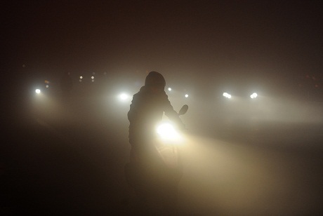 Hình ảnh khói bụi giăng kín Trung Quốc - 5 Xe cộ đi lại chậm chạp trong ngày đầy sương mù và khói bụi ở thành phố Hợp Phì, tỉnh An Huy.