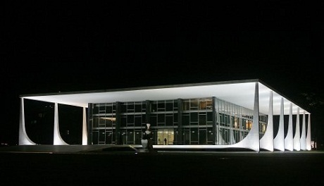 Bức hình chụp vào ban đêm tại dinh Tổng thống, một góc bể bơi trong tòa biệt thự.