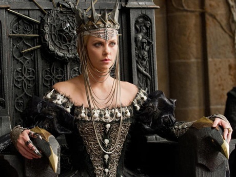 Ngắm những bộ phục trang lộng lẫy nhất được đề cử Oscar - 9 Julia Roberts (Hoàng hậu Clementianna) và Lily Collins (nàng Bạch Tuyết)