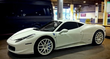 Chiếc Ferrari màu trắng của Justin luôn nổi bật và rất dễ nhận ra trên phố