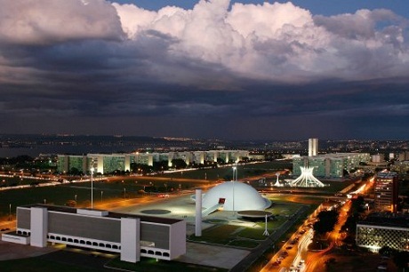 Bức hình chụp vào ban đêm tại dinh Tổng thống, một góc bể bơi trong tòa biệt thự.