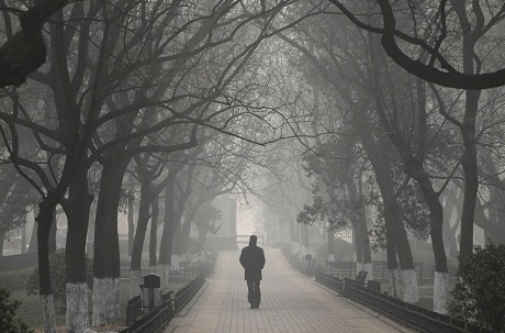 Hình ảnh khói bụi giăng kín Trung Quốc - 6 Xe cộ đi lại chậm chạp trong ngày đầy sương mù và khói bụi ở thành phố Hợp Phì, tỉnh An Huy.