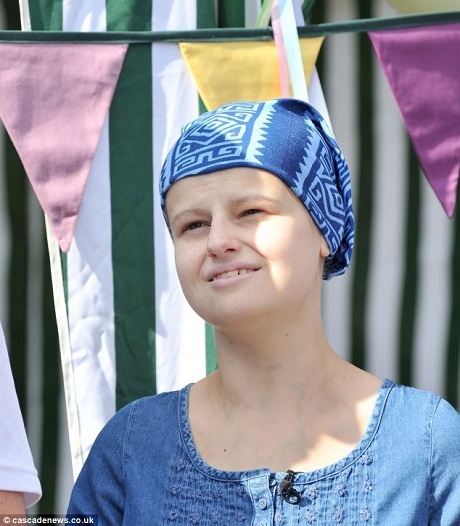 Một cô bé mắc bệnh ung thư đã sống cuộc đời như phim - 7 Alice Pyne cùng bạn bè và người thân trong những ngày tháng cuối cùng.