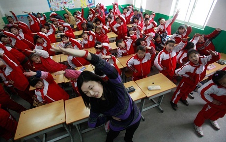 Hình ảnh khói bụi giăng kín Trung Quốc - 7 Xe cộ đi lại chậm chạp trong ngày đầy sương mù và khói bụi ở thành phố Hợp Phì, tỉnh An Huy.