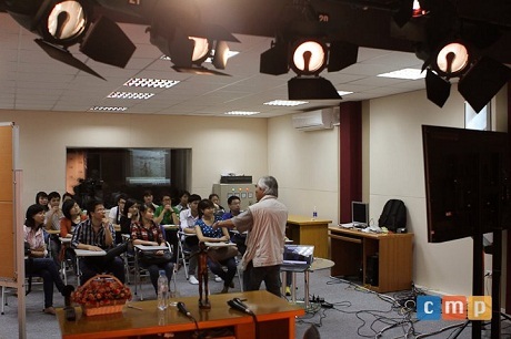 Phóng viên ảnh chiến trường nổi tiếng thế giới một thời - Nick Út nói chuyện với các bạn sinh viên