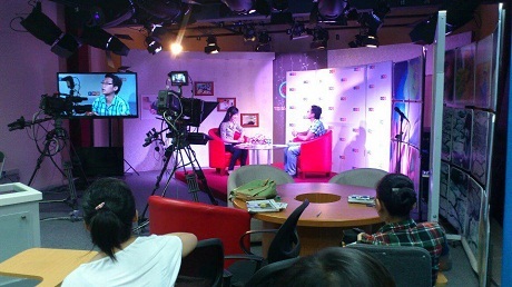 Phỏng vấn MC của VTV tại studio