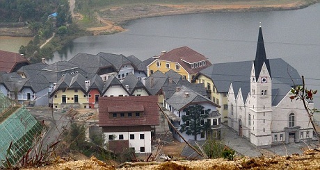 Trung Quốc bị tố là quốc gia "ăn cắp" kiến trúc giỏi nhất thế giới - 10 “Thị trấn Hallstatt” ở tỉnh Quý Châu, Trung Quốc
