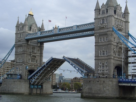 Trung Quốc bị tố là quốc gia "ăn cắp" kiến trúc giỏi nhất thế giới - 7 Cầu Tower Bridge của thành phố London, Anh
