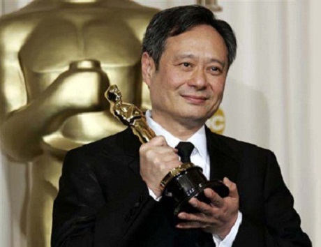 Đạo diễn Lý An bên tượng vàng Oscar