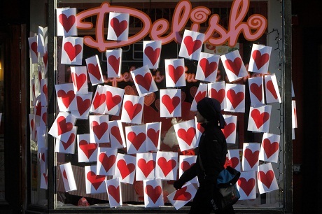 Một cửa hàng ở thành phố Montpelier, bang Vermont của Mỹ dán đầy mặt tiền những hình trái tim đỏ.