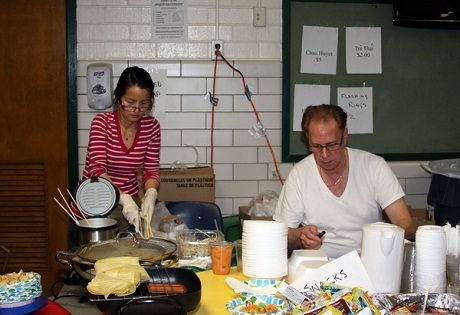 Vợ Việt chồng Mỹ chăm chỉ làm bánh tranh thủ bán cho người đi chơi