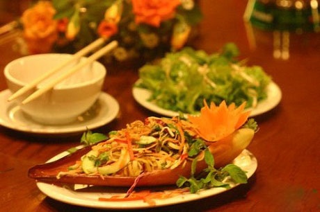 Những món ăn Việt được du khách nước ngoài yêu thích nhất - 11 Nộm hoa chuối dễ tiêu hóa, tốt cho sức khỏe.