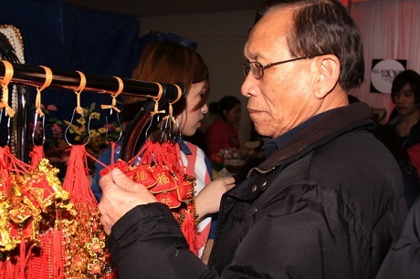 Hay bày bán những vật được cho là sẽ mang lại may mắn cho người mua