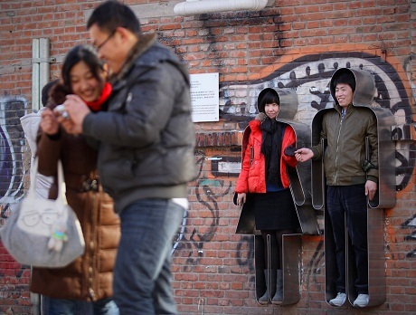 Một người bán hàng dạo với chùm bóng bay hình trái tim trên đường phố Bắc Kinh.