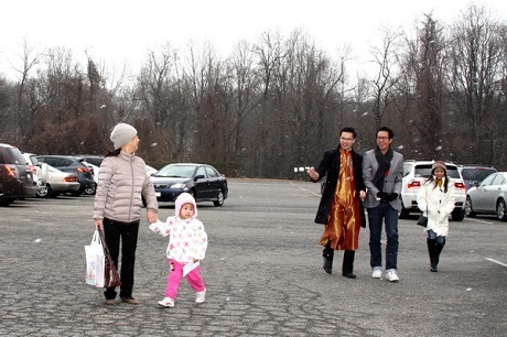Chợ Tết của người Việt ở Washington D.C - 16 Người đi chợ Tết năm vui vẻ đón Xuân trong cái lạnh dưới 0 độ C và tuyết rơi nhẹ