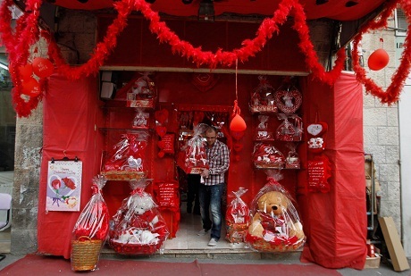 Một người đàn ông Pakistan bán bóng bay Valentine trên đường phố Islamabad.