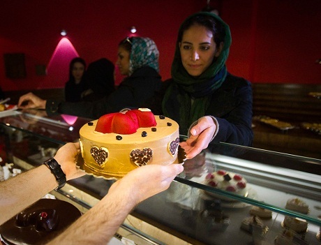 Một phụ nữ Iran mua chiếc bánh kem với trang trí đặc biệt nhân ngày Valentine ở thủ đô Tehran.