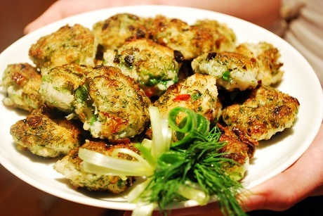 Những món ăn Việt được du khách nước ngoài yêu thích nhất - 2 Ở Hà Nội có hẳn một con phố gắn liền với món chả cá – món ăn tinh túy của người Hà Nội.