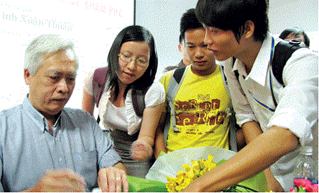 Nhà vật lý thế giới hãnh diện thấy tên ông Tổ tại Văn Miếu - 2 GS Trịnh Xuân Thuận