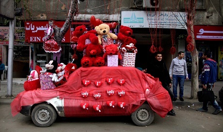 Một phụ nữ Iran mua chiếc bánh kem với trang trí đặc biệt nhân ngày Valentine ở thủ đô Tehran.