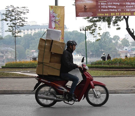 Chuyện kể hài hước về Tết Hà Nội của một thanh niên Mỹ - 10 Này anh, anh muốn thi với anh trở nước phải không? Nhưng anh chỉ trở có 8 thùng thôi.