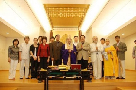 Thứ trưởng Nguyễn Thanh Sơn thăm và dâng hương tại chùa Nisshinkustu tháng 6/2009