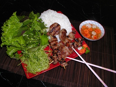 Những món ăn Việt được du khách nước ngoài yêu thích nhất - 27 Bún chả thường được bán vào giờ ăn trưa. Món ăn này nổi tiếng và được yêu thích ngang ngửa với phở.