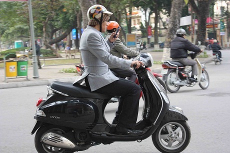 Chuyện kể hài hước về Tết Hà Nội của một thanh niên Mỹ - 17 Hãy cất điện thoại đi anh bạn ơi. Cất nó đi và giữ an toàn cho tất cả chúng ta!