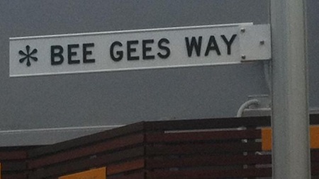 Tại thị trấn Redcliffe, Barry cũng đồng thời khánh thành một con đường có tên Bee Gees.